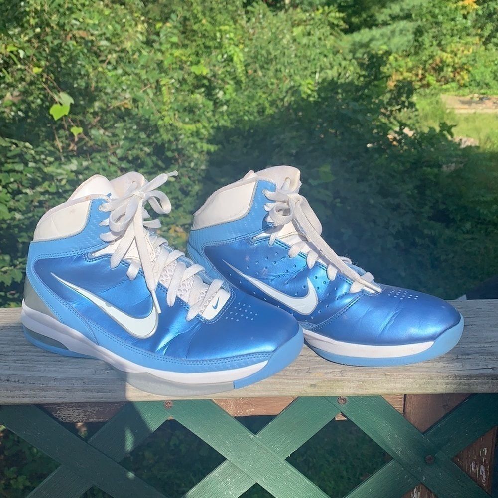 NIKE AIR MAX BASKETBALL SHOES 407708-402 WOMENS  Sz 8 CAROLINA BLUE 2010 *RARE*